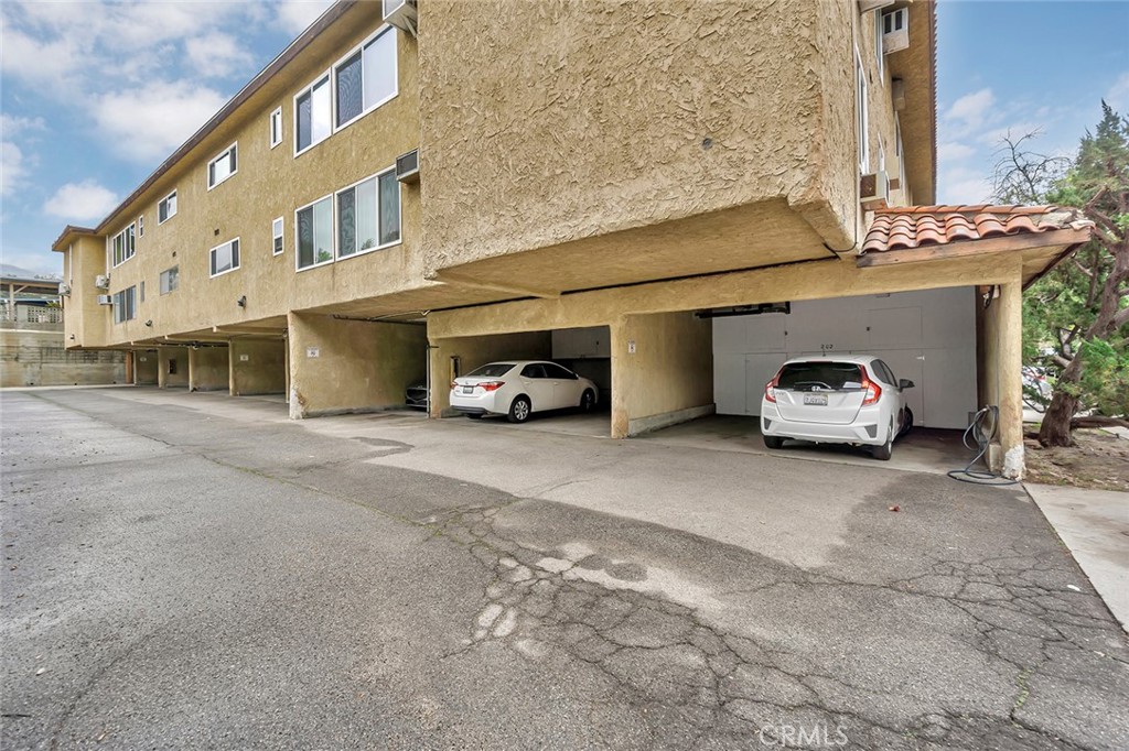 3907 La Crescenta Avenue 208