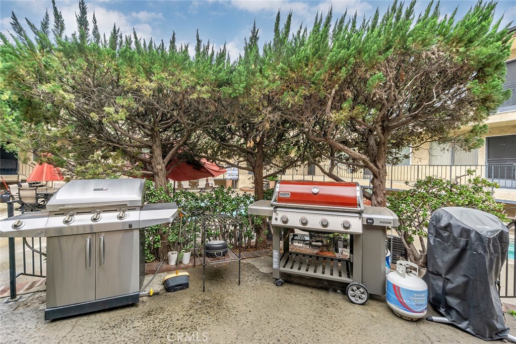 3907 La Crescenta Avenue 208