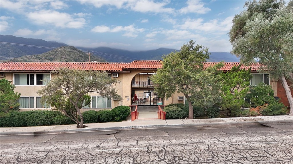 3907 La Crescenta Avenue 208