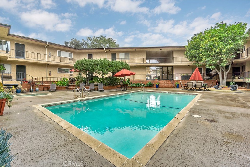 3907 La Crescenta Avenue 208