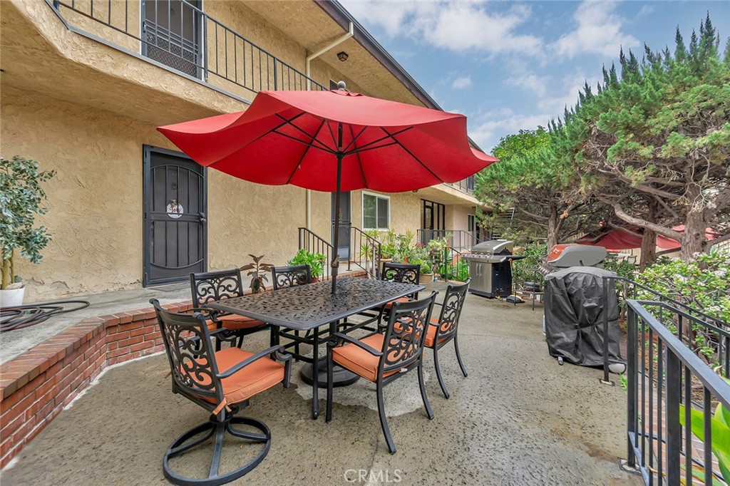 3907 La Crescenta Avenue 208