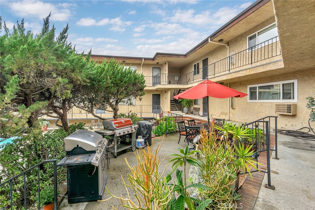 3907 La Crescenta Avenue 208