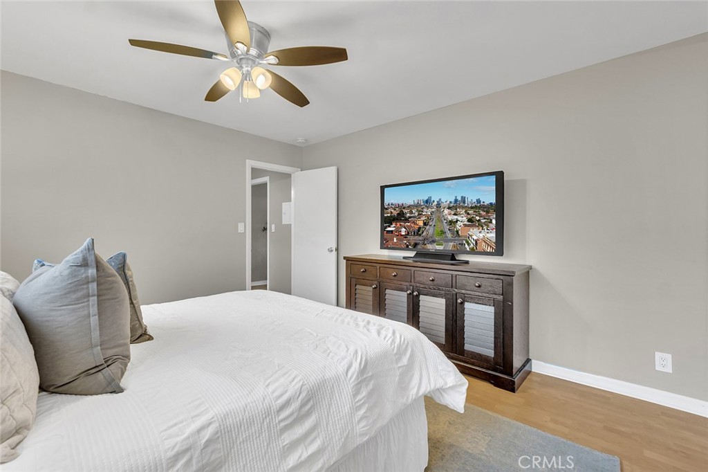 3907 La Crescenta Avenue 208