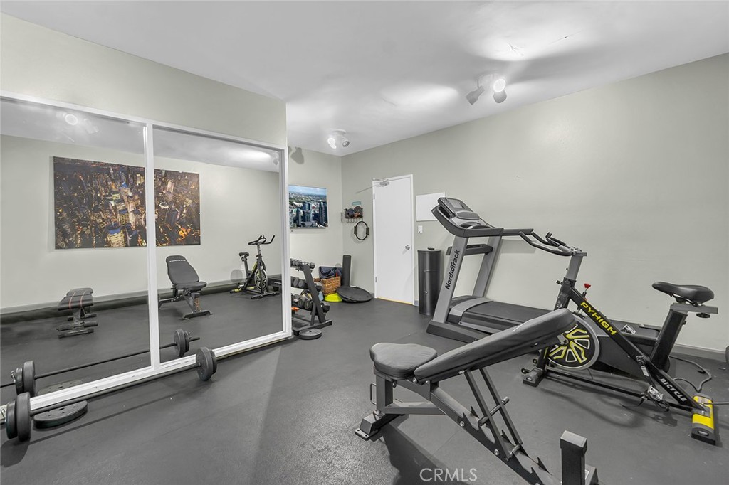 3907 La Crescenta Avenue 208