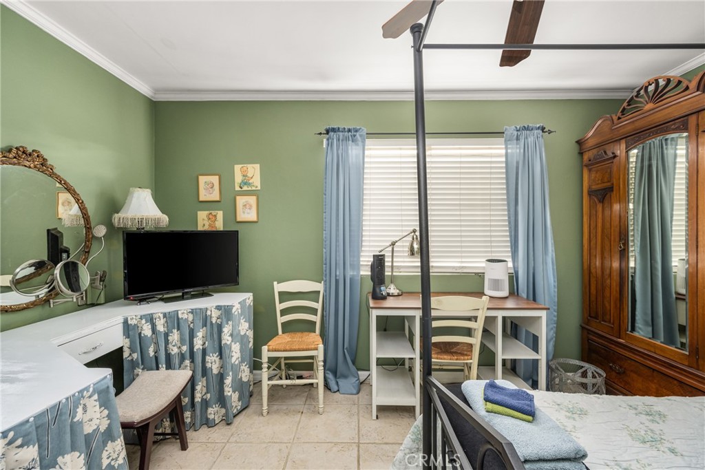 2042 W Beverly Drive