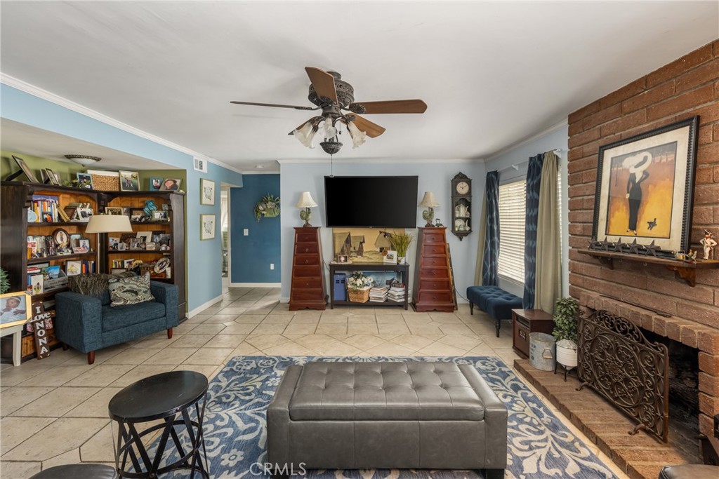 2042 W Beverly Drive