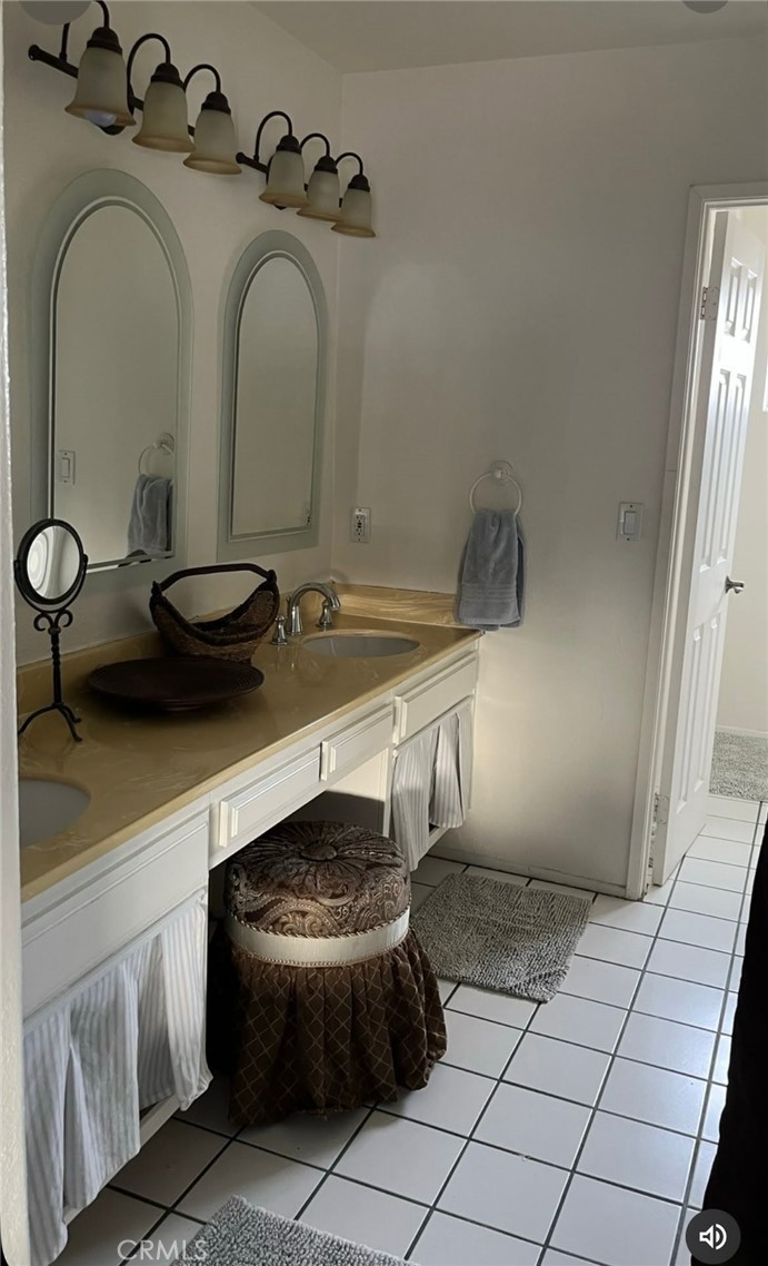 2042 W Beverly Drive