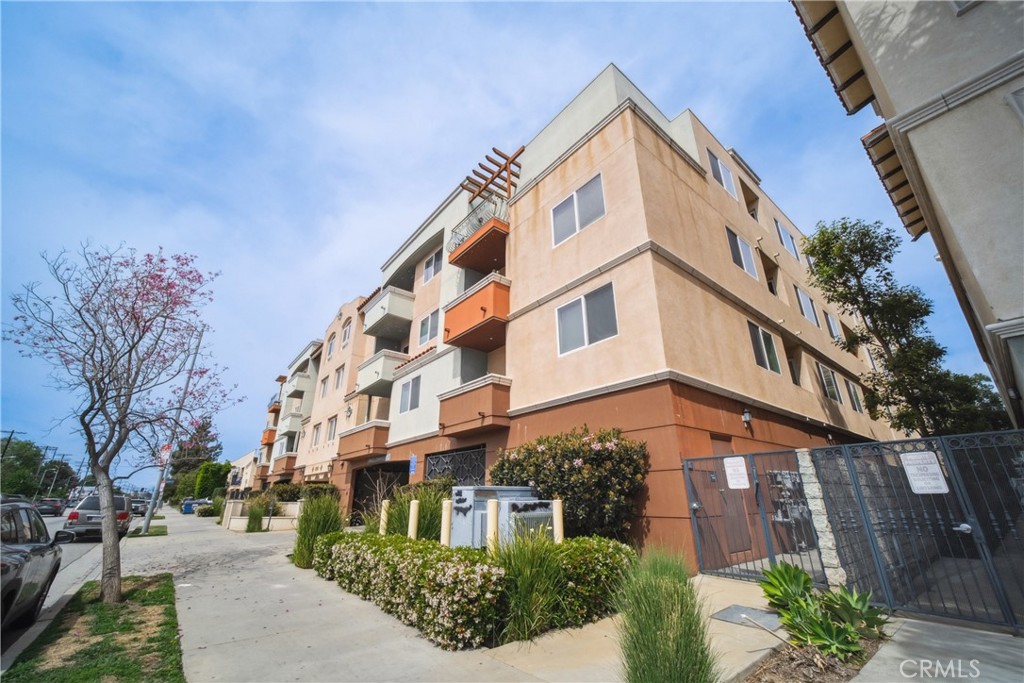 13951 Sherman Way 204