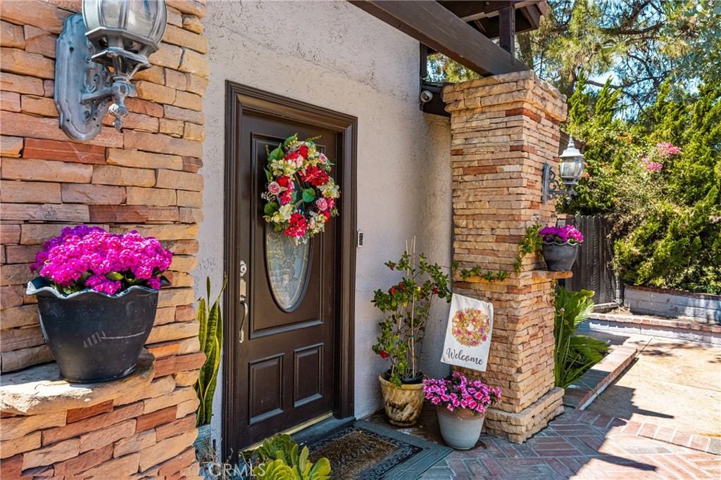 1520 E Newcrest Drive