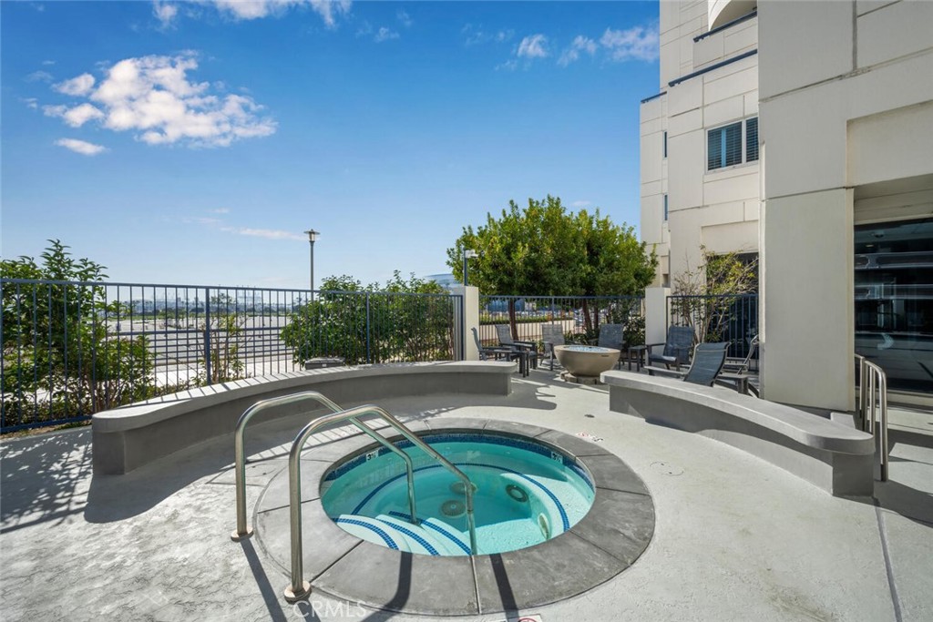 525 525 E Seaside Way 409