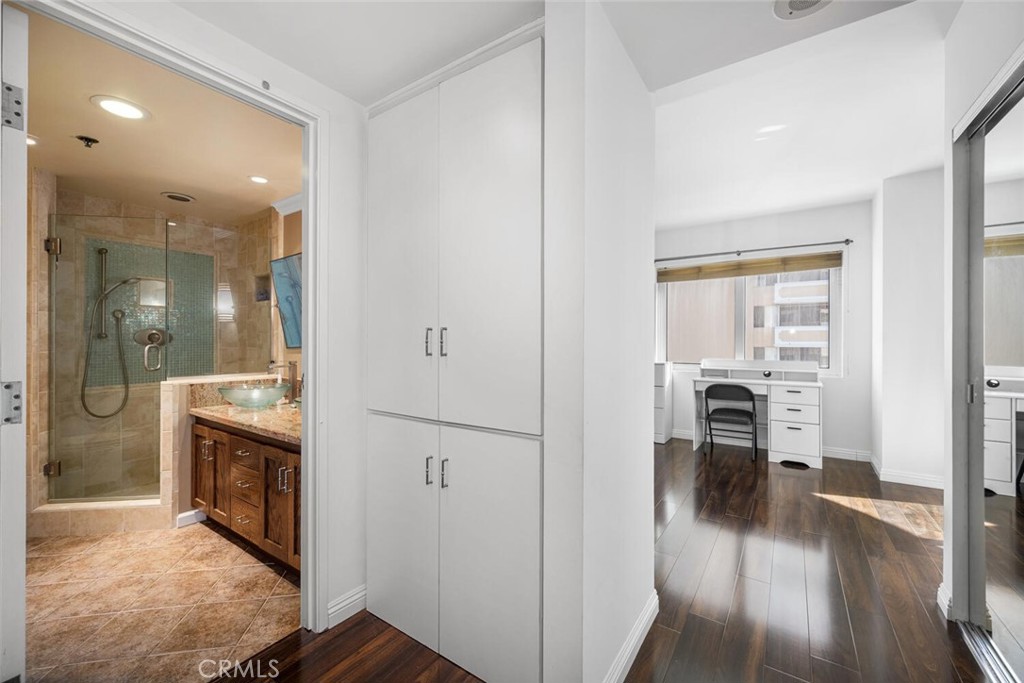 525 525 E Seaside Way 409