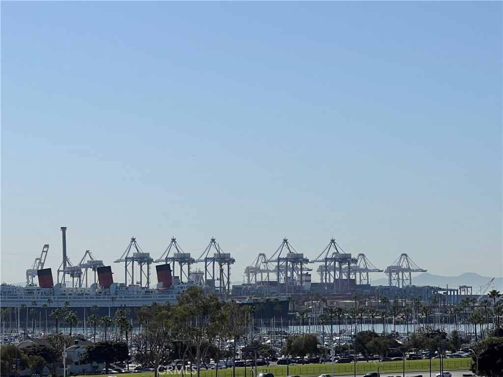 525 525 E Seaside Way 409