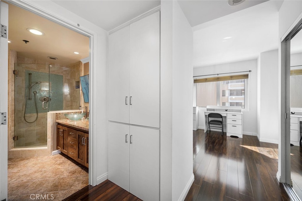 525 525 E Seaside Way 409