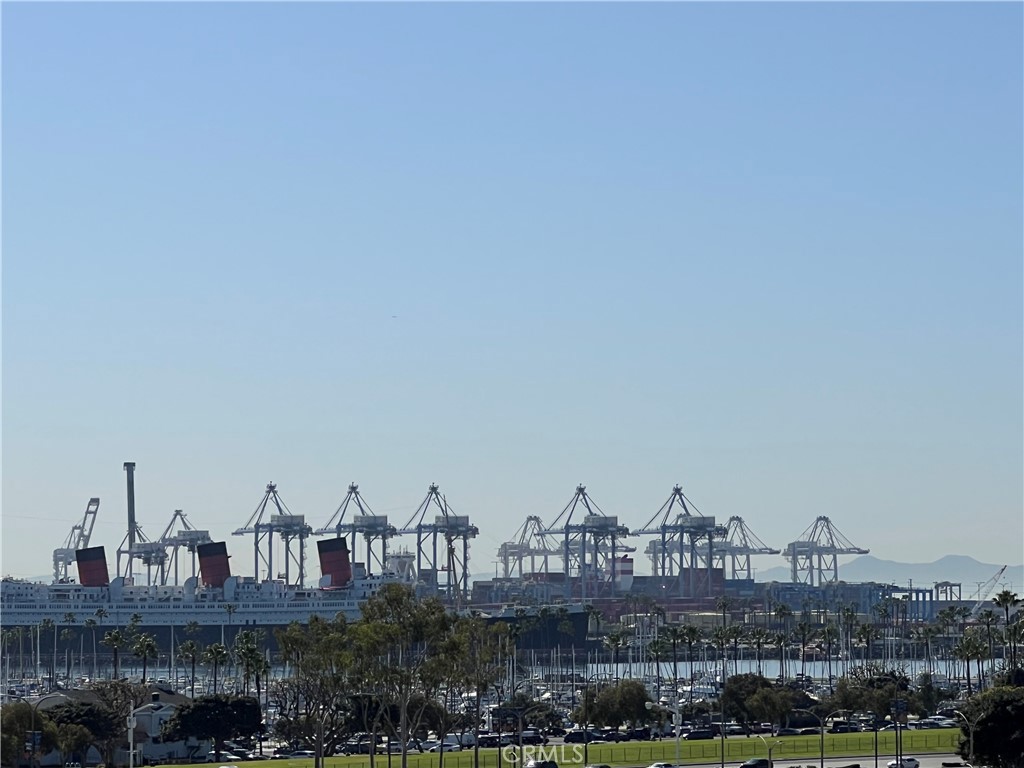 525 525 E Seaside Way 409