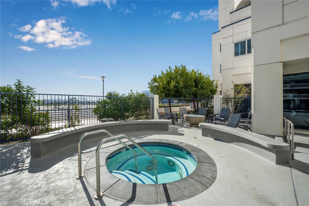 525 525 E Seaside Way 409