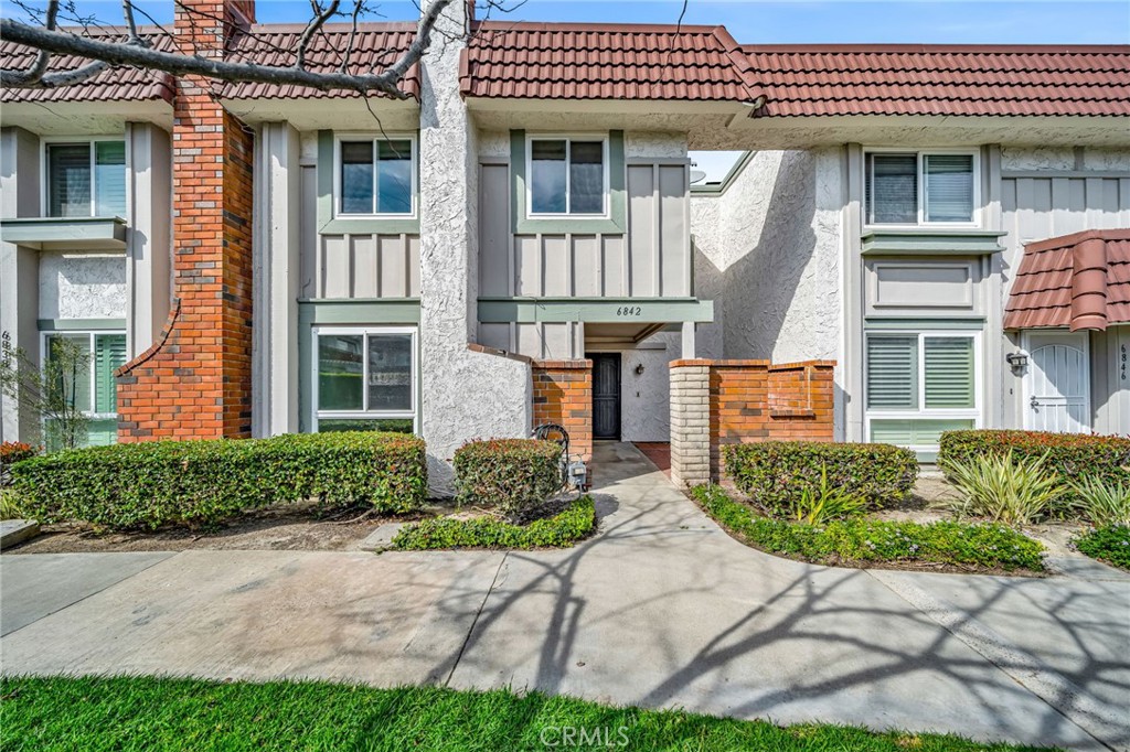6842 Amelia Way