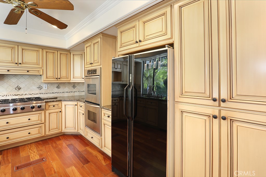 5690 Avenida Barcelona