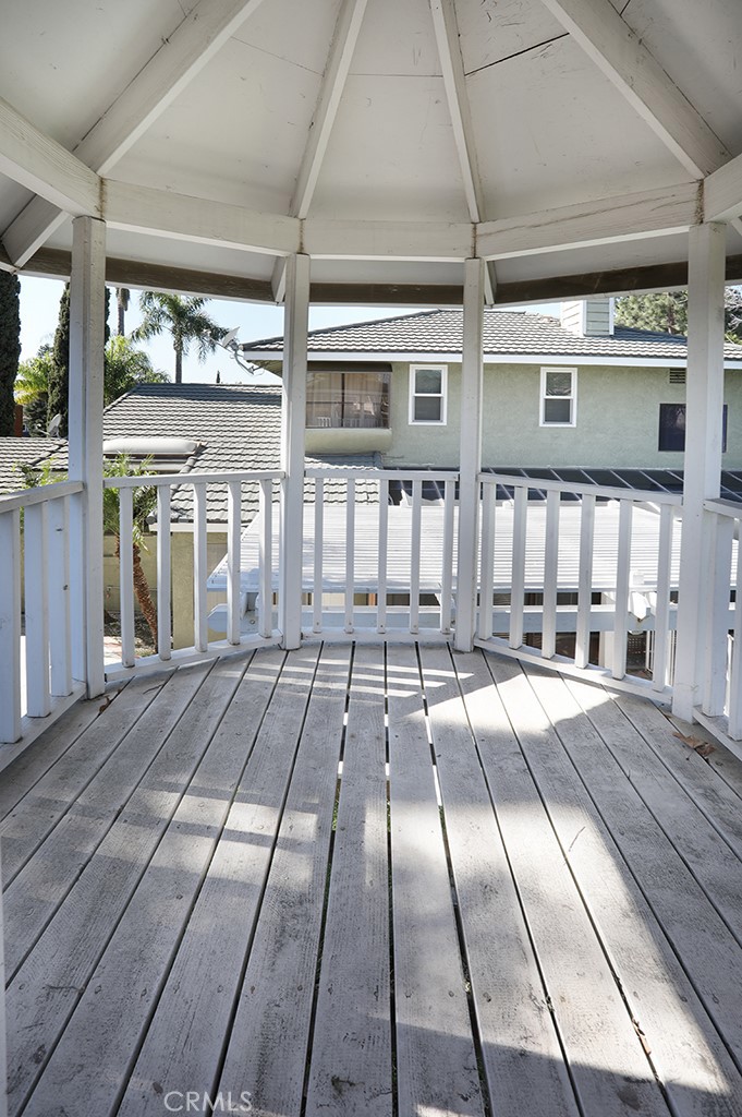 5690 Avenida Barcelona