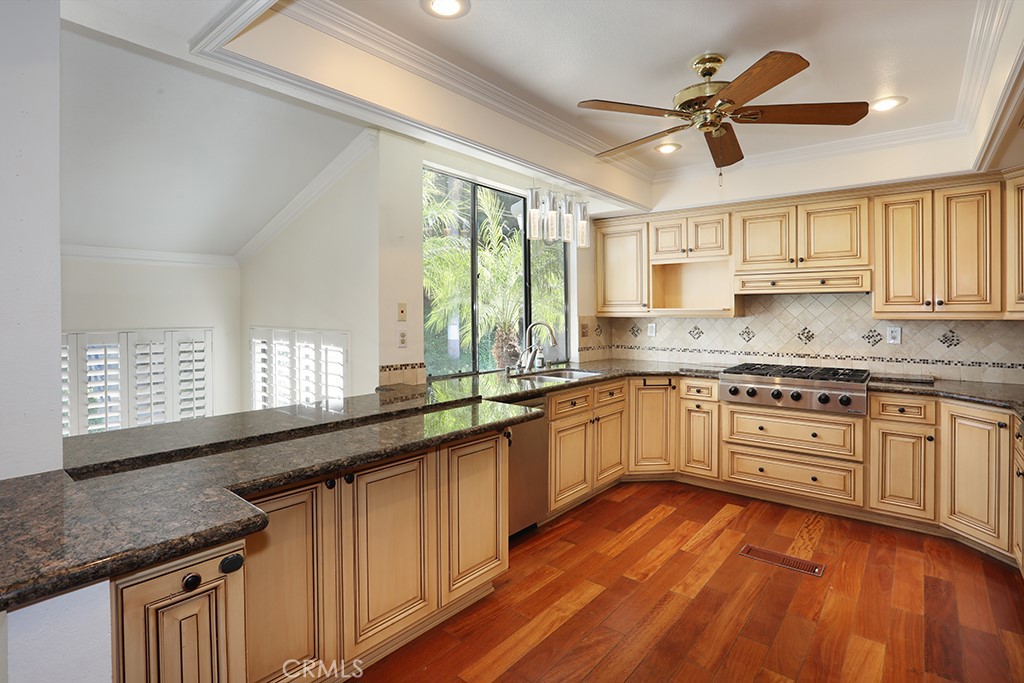 5690 Avenida Barcelona