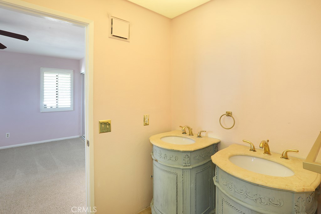 5690 Avenida Barcelona