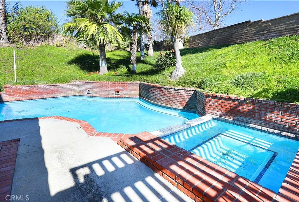 5690 Avenida Barcelona