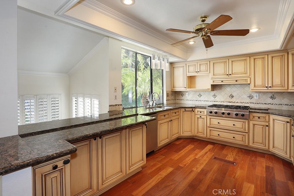 5690 Avenida Barcelona