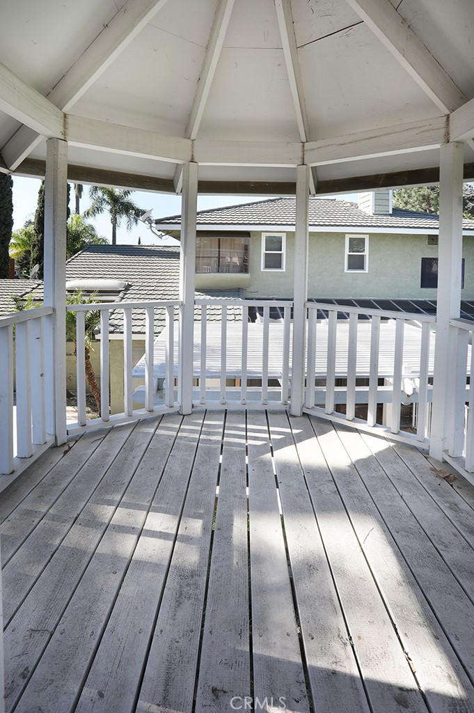 5690 Avenida Barcelona