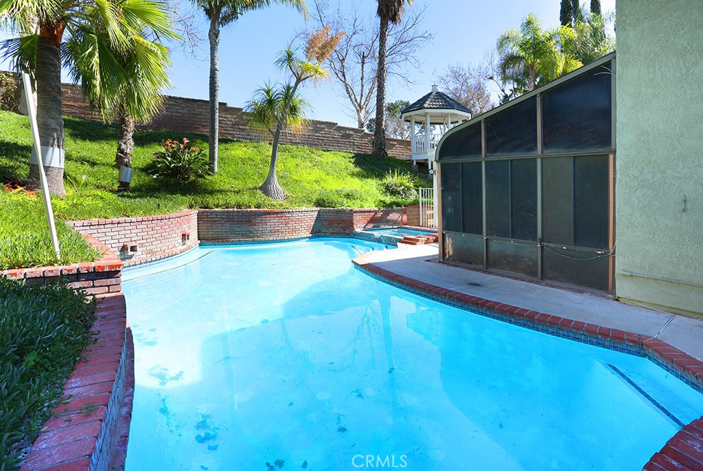 5690 Avenida Barcelona