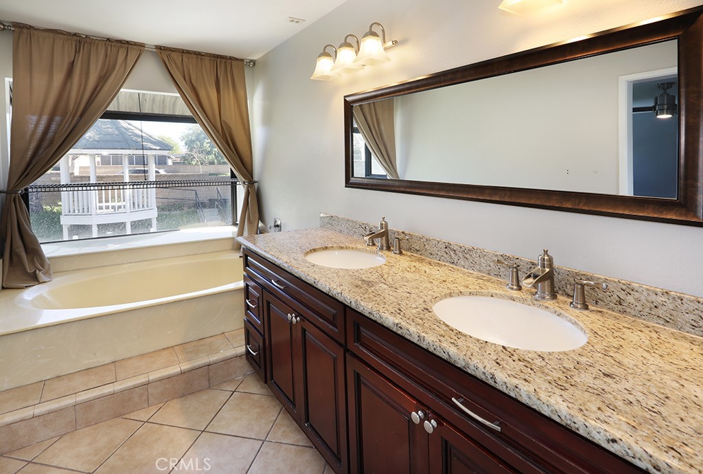 5690 Avenida Barcelona