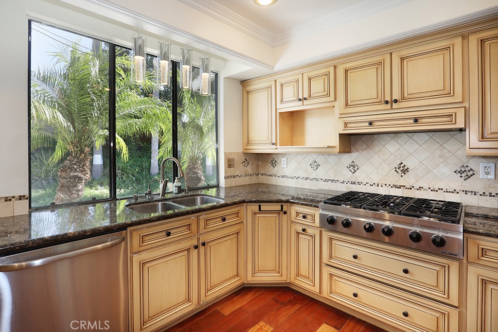 5690 Avenida Barcelona