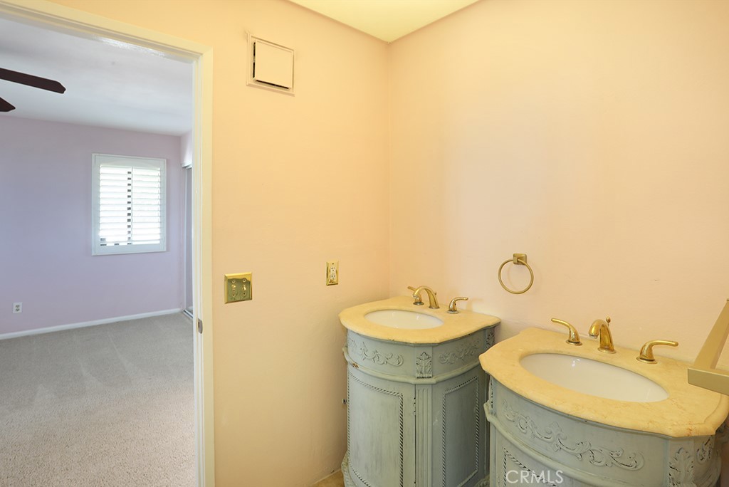 5690 Avenida Barcelona