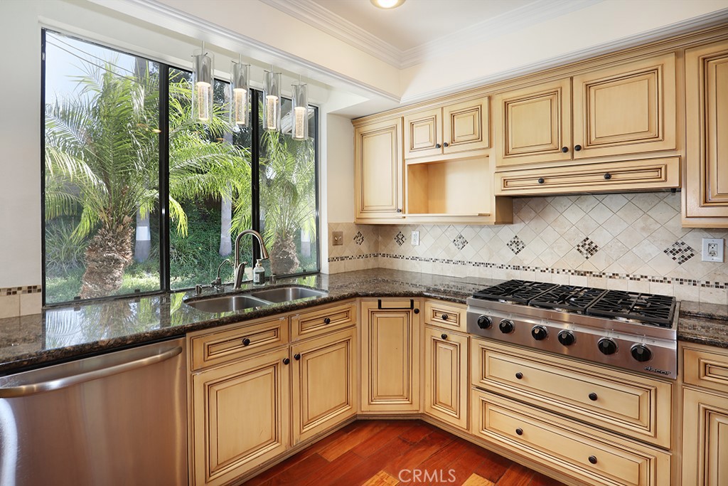 5690 Avenida Barcelona