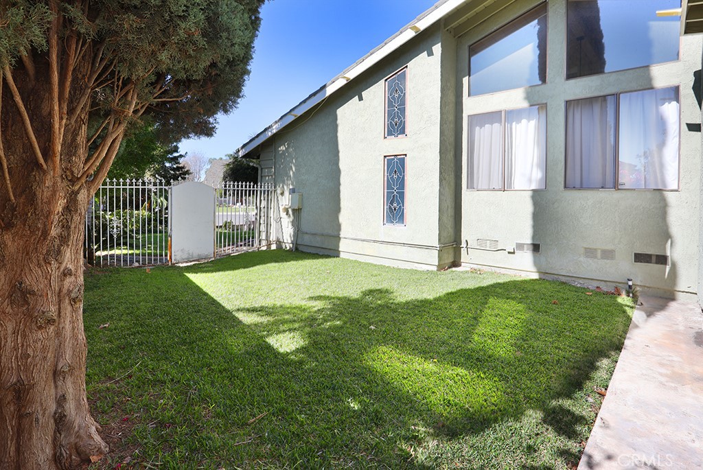 5690 Avenida Barcelona