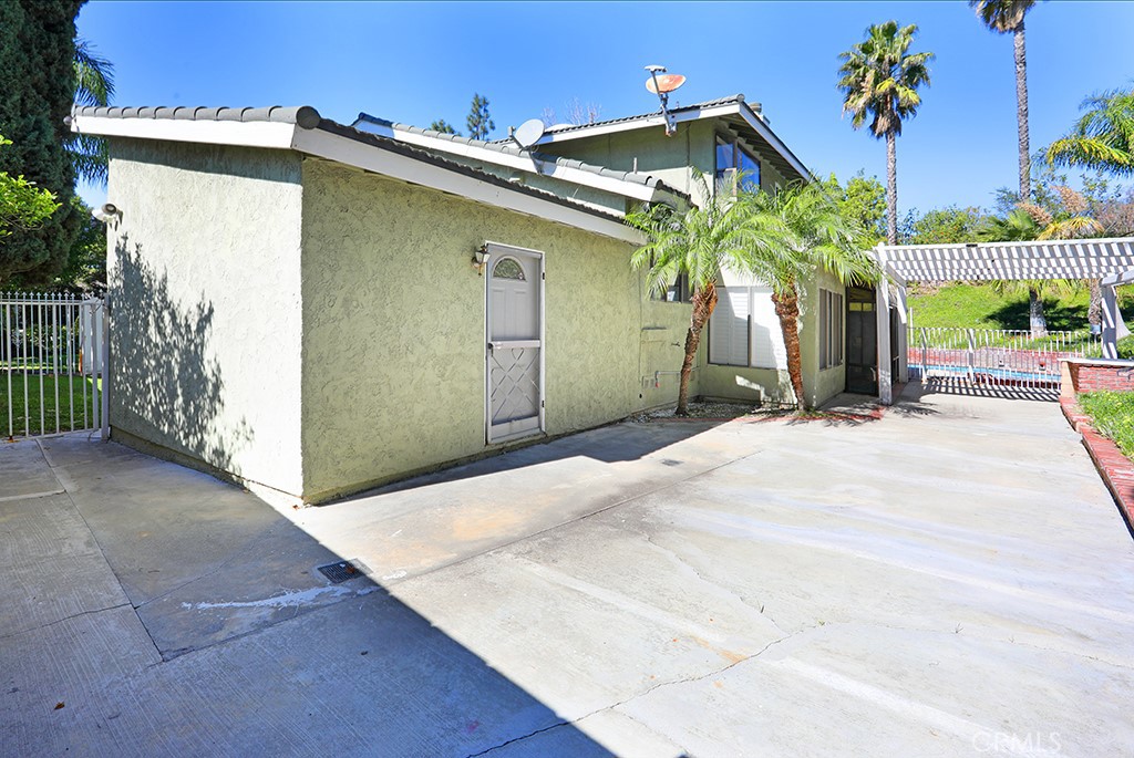 5690 Avenida Barcelona