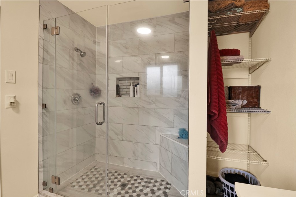 2550 W Rowland Avenue