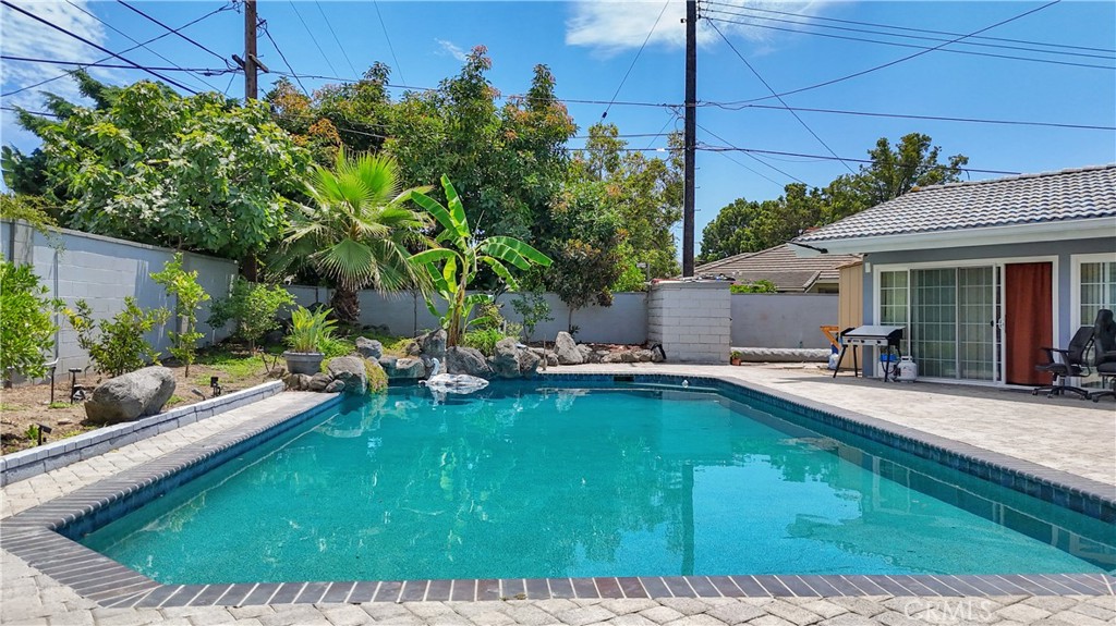 2550 W Rowland Avenue