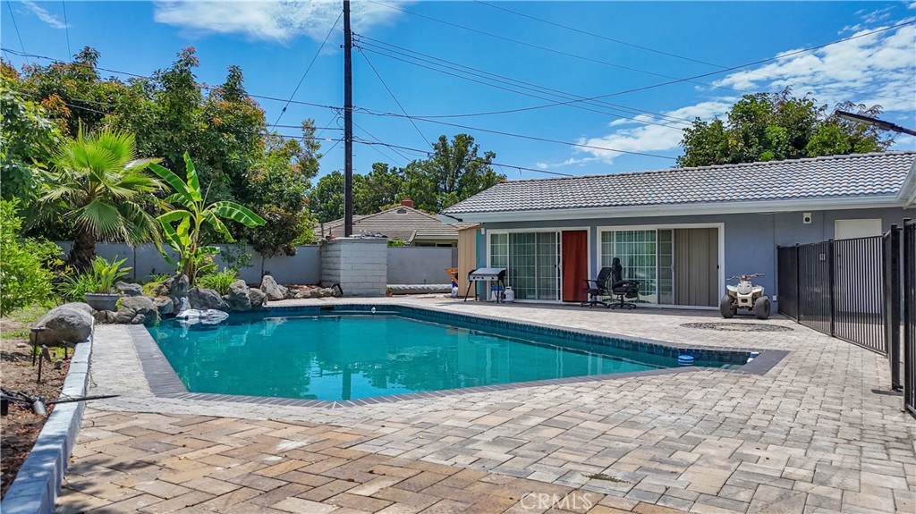2550 W Rowland Avenue