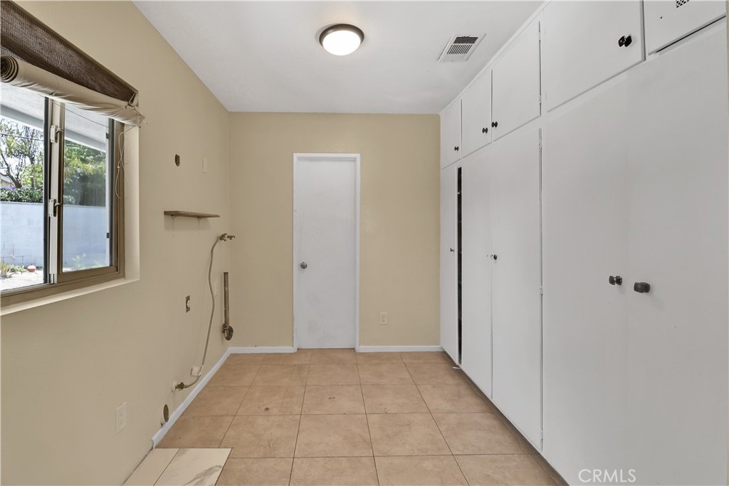 2550 W Rowland Avenue