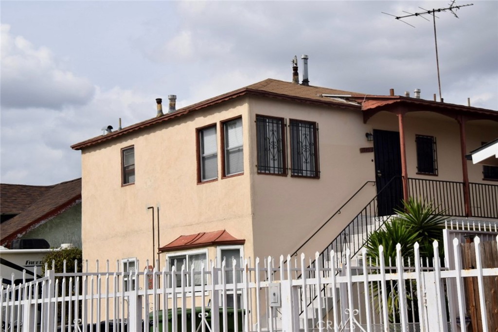 1945 W Vernon
