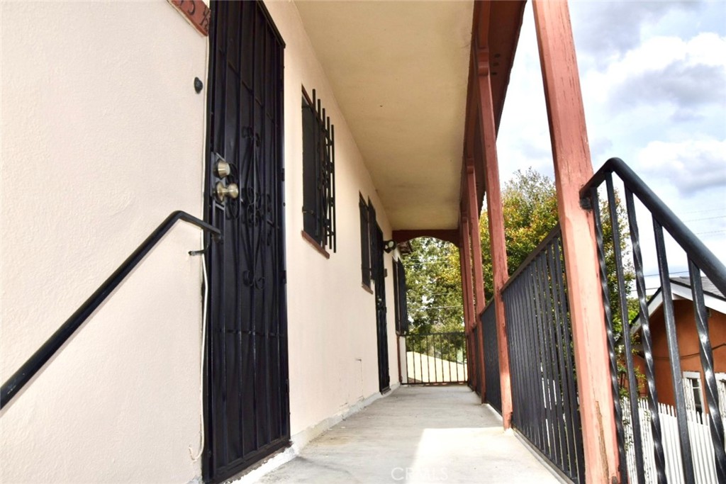 1945 W Vernon