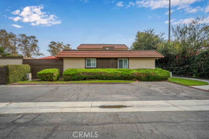 2697 W Parkside Lane
