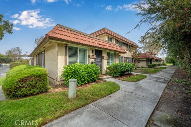 2697 W Parkside Lane