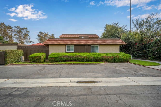 2697 W Parkside Lane