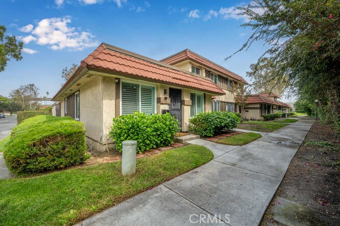 2697 W Parkside Lane