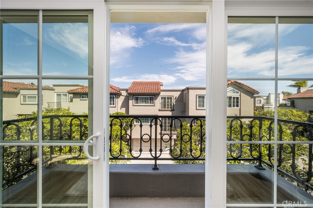 19275 Meadowood Circle