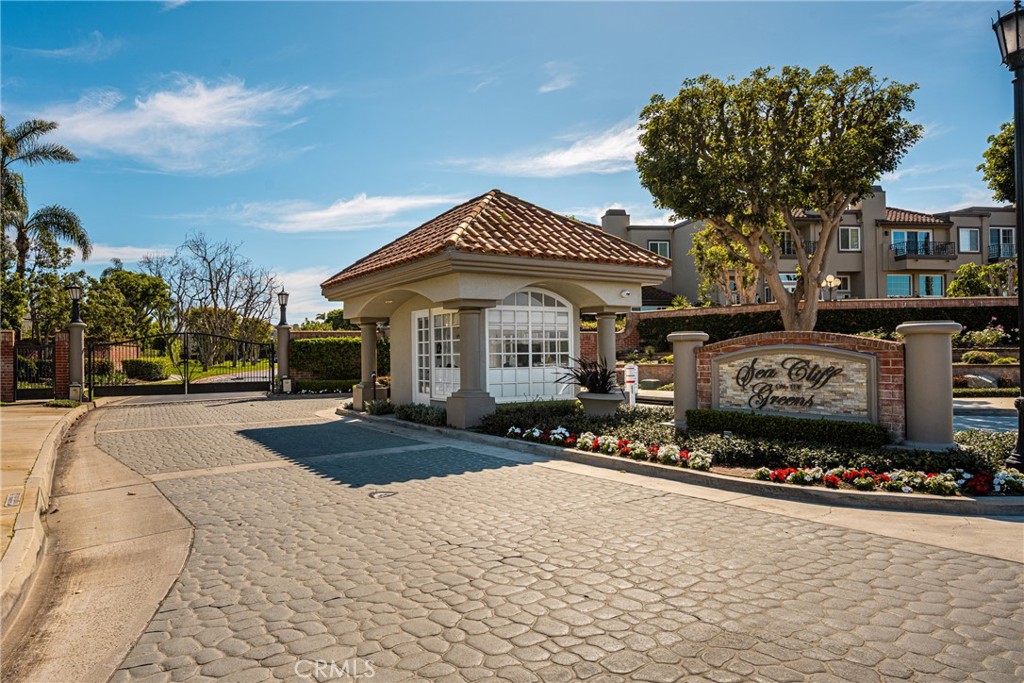 19275 Meadowood Circle