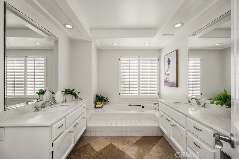 19275 Meadowood Circle