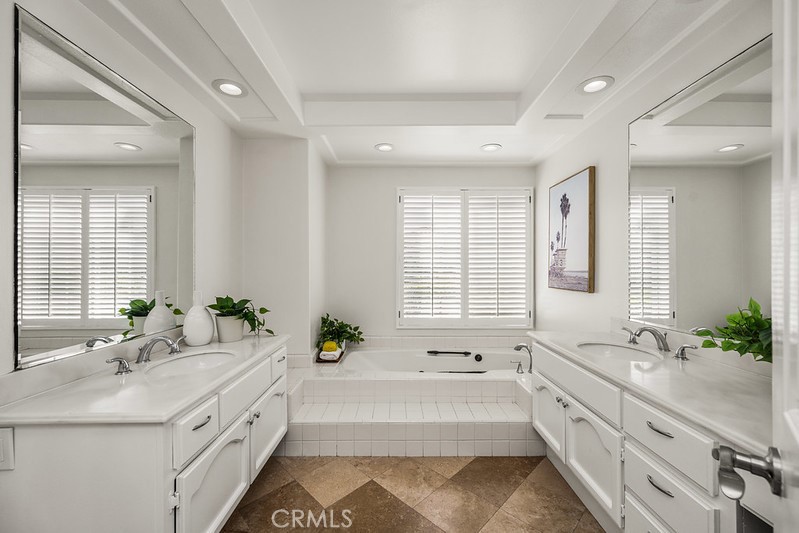 19275 Meadowood Circle