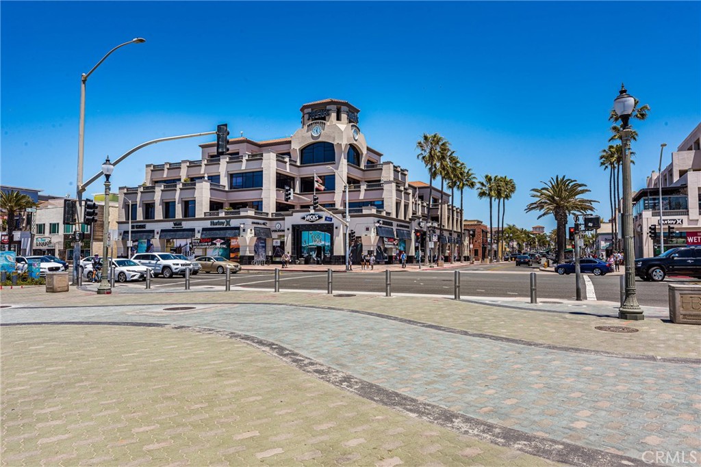 19275 Meadowood Circle