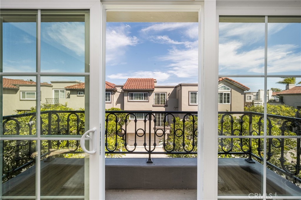 19275 Meadowood Circle